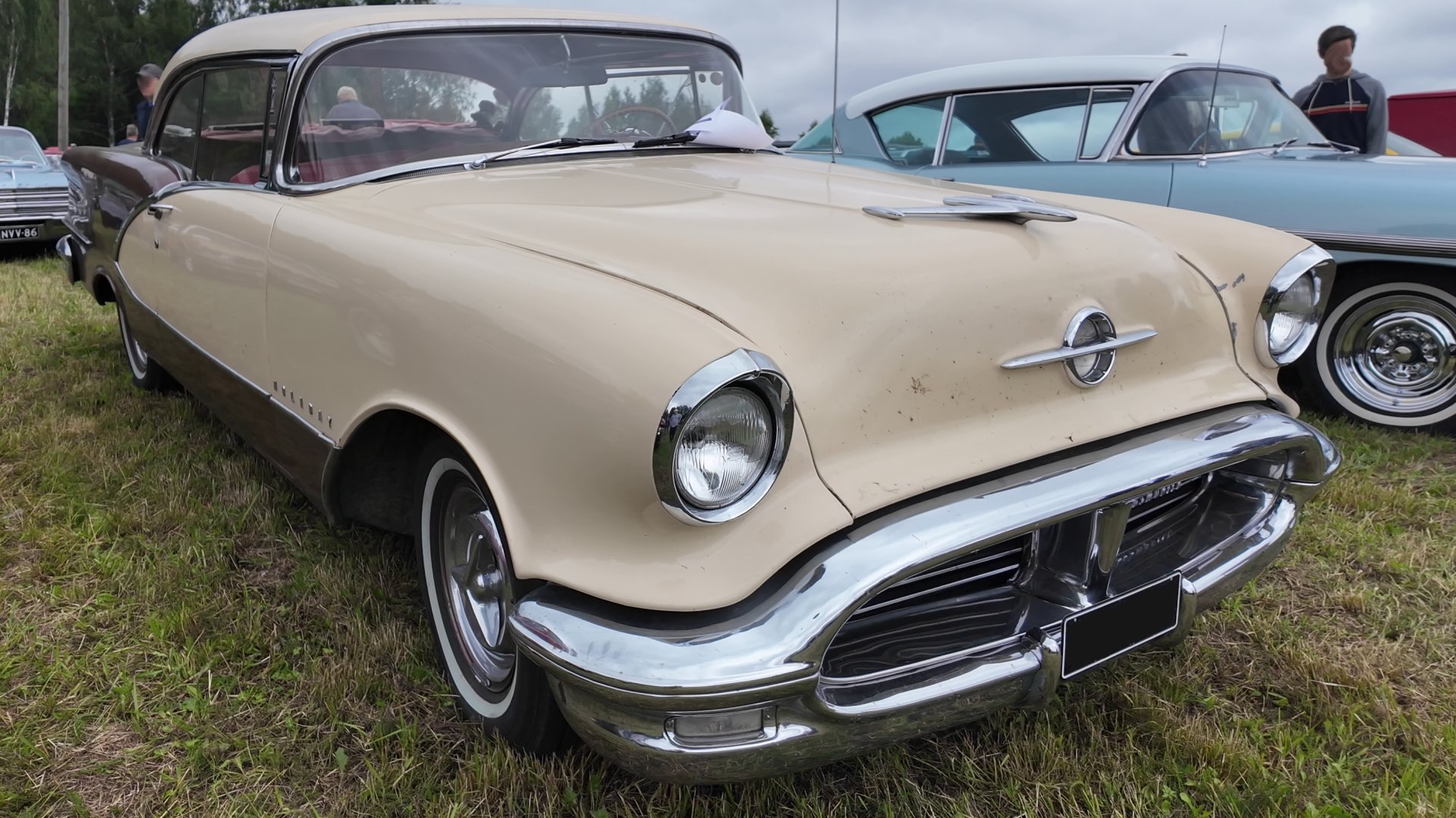 Oldsmobile Ninety-Eight Holiday Sedan