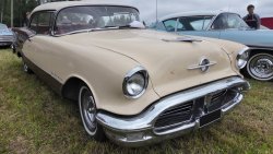 Oldsmobile Ninety-Eight Holiday Sedan